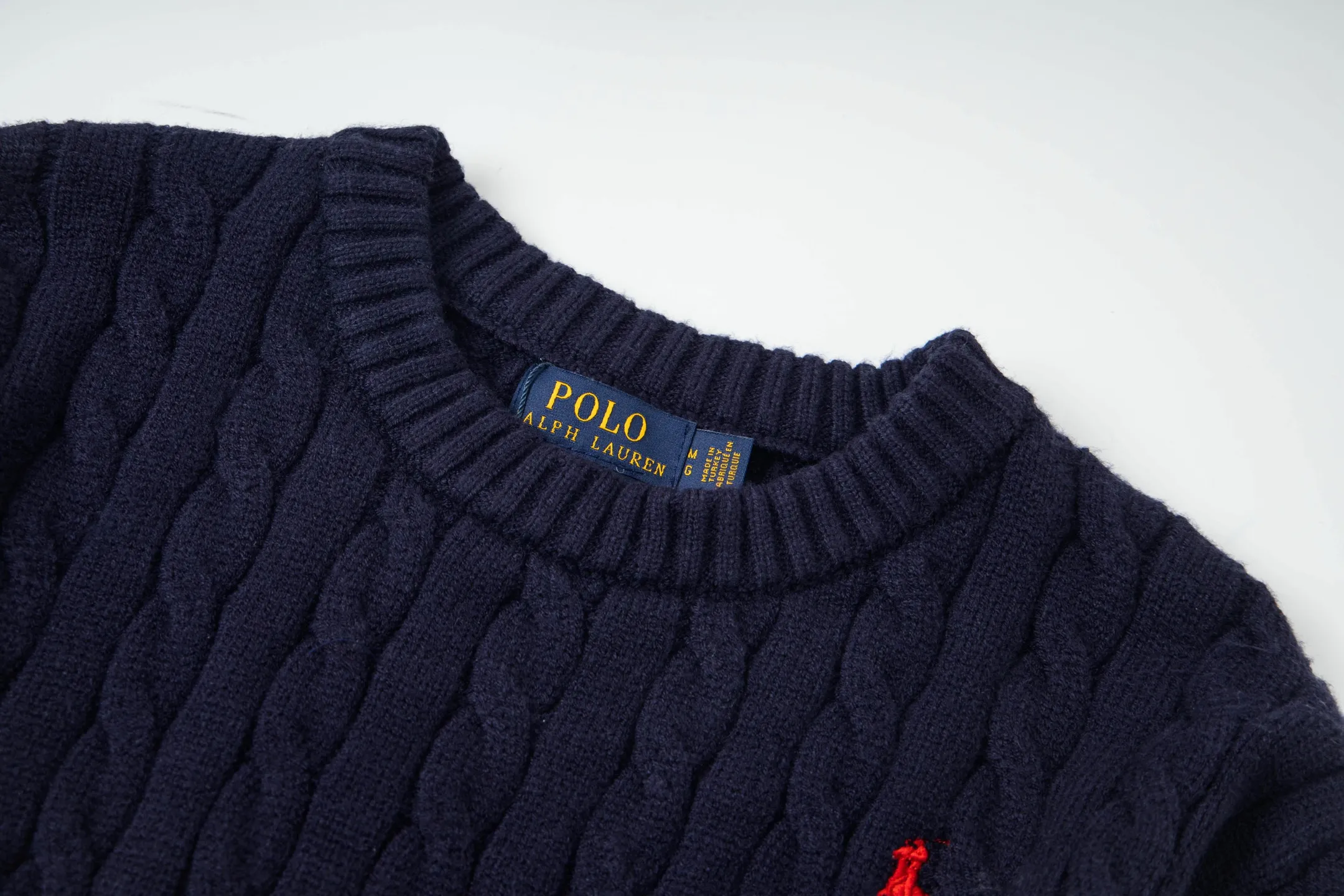 P210 model number: Y195 Ralph Lauren men's round neck sweater men's hemp flower original collar sweater. The version is really good-looking. It can be worn alone or as a jacket to be worn inside or outside. The upper body shows personal fashion charm. Four colors are available. The same style for men and women. A must-see item for new summer products. Tag, hanging grain, washed, packaging bag, full set of accessories. Very good appearance, super exquisite workmanship. Size: S-XL